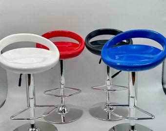 Taburete de bar en miniatura a escala 1:6, estilo moderno de mediados de siglo, acrílico, diseño MCM, tamaño casa de muñecas Barbie (blanco, negro, rojo y azul)