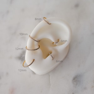 Cerceau/dormeur pour cartilage délicat en diamant, Huggie en or ou en argent, bijoux de conque, cerceau tragus, cerceau lobe, cerceau tour, VENDU COMME SINGLE !