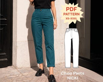 Puede incluir: Pantalones tipo chino de color verde azulado con cintura alta, cierre de botón y dobladillos con vuelta. A la derecha aparece un gráfico de patrón PDF con un dibujo técnico de los pantalones y el texto PDF PATTERN XS-XXXL y Chino Pants NICKI.