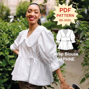 Könnte beinhalten: Eine weiße Wickelbluse mit Puffärmeln, großem Kragen und Spitzenbesatz. Der Text lautet PDF PATTERN XS-XXXL und Wrap Blouse DAPHNE. Eine technische Zeichnung zeigt die Wickeloptik, den Bindegürtel und die gerüschten Ärmelabschlüsse der Bluse.