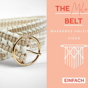 Può includere: Una cintura in macramè color crema e beige con fibbia circolare dorata. La cintura è realizzata in cordoncino intrecciato. Il testo "THE Mila BELT" e "MAKRAMEE-ANLEITUNG + VIDEO" è visibile su sfondo pesca.