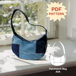 Op de afbeelding: Een halvemaanvormige patchwork tas van denim met verschillende tinten blauwe stoffen panelen en een enkele schouderband. Een ster-afbeelding toont de tekst PDF PATTERN en een lijntekening toont de Patchwork Bag AVA.