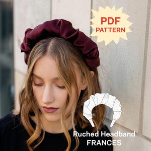 Puede incluir: Una diadema fruncida de color burdeos intenso con una textura de tela recogida. La imagen incluye un gráfico en forma de estrella con el texto PDF PATTERN y un dibujo lineal de la diadema etiquetado como Ruched Headband FRANCES.