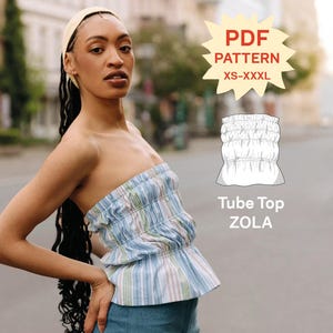 Può includere: Un top a fascia senza spalline con motivo a righe verticali azzurre, bianche e rosa tenue, caratterizzato da un corpetto arricciato ed elasticizzato. L'immagine include una grafica con il testo PDF PATTERN XS-XXXL e Tube Top ZOLA.