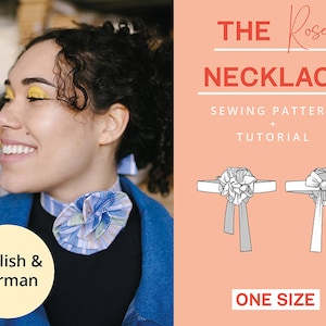 Puede incluir: Un patrón de costura y un tutorial para un collar con forma de rosa. El patrón está disponible en inglés y alemán. La imagen muestra a una mujer con una chaqueta azul y un collar con forma de rosa. El texto "THE Rose NECKLACE" está escrito en rojo y blanco sobre un fondo rosa. El texto "SEWING PATTERN + TUTORIAL" está escrito en negro sobre un fondo rosa. El texto "ONE SIZE" está escrito en rojo sobre un fondo rosa.