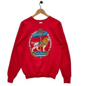 Może przedstawiać: Czerwona bluza z vintage'owym nadrukiem lwa na karuzeli z tekstem "Dentzel Carousel Burlington, N.C."