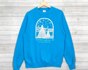 80s Christmas Lighting 1988 Crewneck Sweatshirt Medium Vintage Jerzees Leavenworth Washington Sweater Jumper Pullover Blue Womens Size M