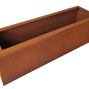 Peut inclure: Une jardinière rectangulaire en métal rouillé avec une large ouverture. La jardinière est en acier corten et a un aspect rustique et vieilli.