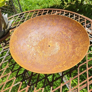 Decoratieve ronde schaal van geroest metaal, platte bodem, 37 cm, tuindecoratie, metaal, geroest metaal, tuindecoratie