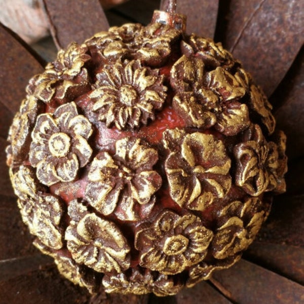 Blüten-Kugel im Rostlook mit Goldakzenten Shaby Chic Vintage Landhaus Dekoration