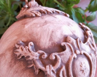 Palla decorativa shabby con ornamento di ali, marrone nocciola