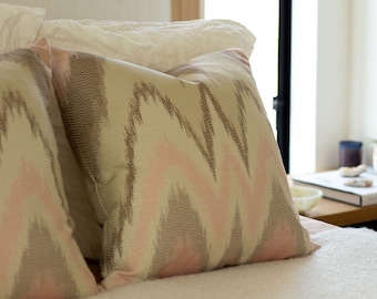 Handgemaakte roze gestreepte kussensloop: modern interieur