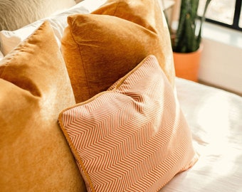 Funda de almohada lumbar Chevron: naranja con ribete de terciopelo dorado