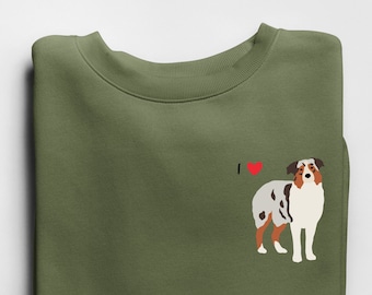 Könnte beinhalten: Ein grünes Sweatshirt mit einem weißen und braunen Australian Shepherd Hund Grafik und dem Text "Ich liebe" mit einem roten Herzen.