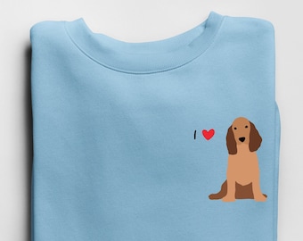 Könnte beinhalten: Ein hellblaues Sweatshirt mit einem Aufdruck eines braunen Hundes und dem Text "I love" mit einem roten Herzen.