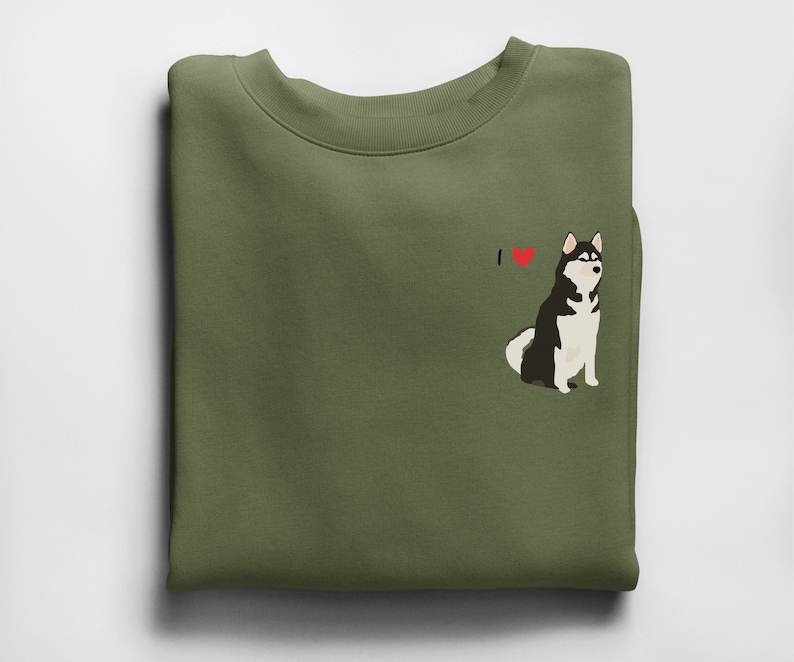 Może przedstawiać: Zielona bluza z nadrukiem czarno-białego psa husky i tekstem "I &hearts;" z przodu.