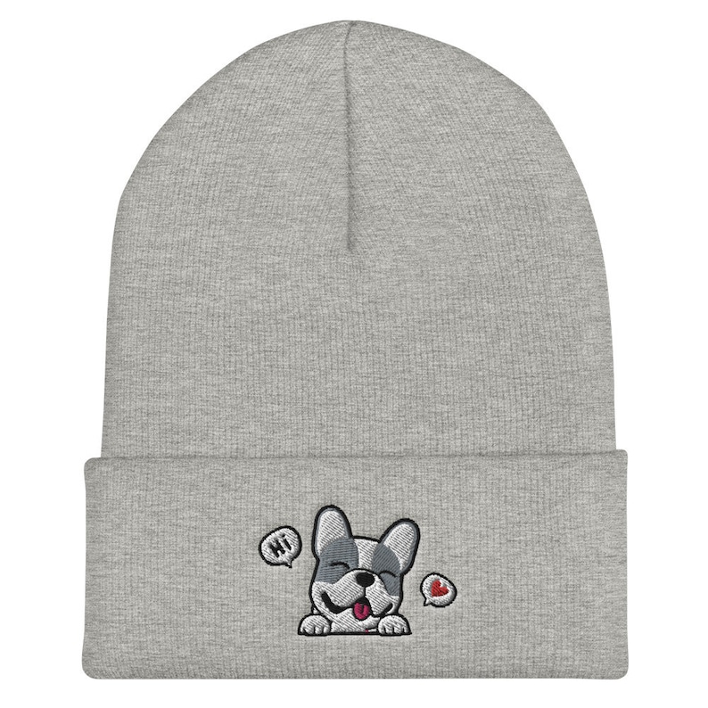 Puede incluir: Gorro gris con un lindo dibujo bordado de un bulldog franc&eacute;s con un collar rojo que dice "Hola" en un globo de di&aacute;logo. El bulldog tambi&eacute;n sostiene un coraz&oacute;n rojo en otro globo de di&aacute;logo.