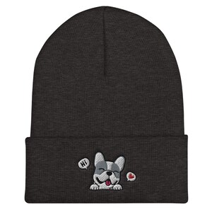 Puede incluir: Un gorro gris oscuro con un bulldog franc&eacute;s bordado en blanco y negro con un coraz&oacute;n rojo y la palabra "HI" en un globo de di&aacute;logo.