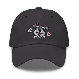 K&ouml;nnte beinhalten: Eine dunkelgraue Baseballkappe mit einem gestickten Bild eines l&auml;chelnden Zwergschnauzers mit einer Sprechblase, die "Hallo" sagt, und einem Herzen.