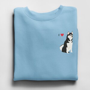 Może przedstawiać: Jasno błękitna bluza z nadrukiem czarno-białego psa rasy husky i tekstem "I &hearts;" z przodu.
