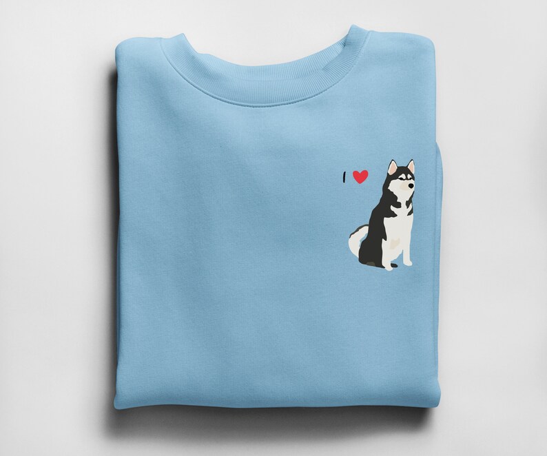 Może przedstawiać: Jasno błękitna bluza z nadrukiem czarno-białego psa rasy husky i tekstem "I &hearts;" z przodu.