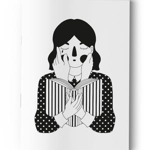 Könnte beinhalten: Schwarz-Weiß-Illustration einer Person, die ein Buch liest. Die Person trägt ein gepunktetes Kleid und hat die Hände vor dem Gesicht. Das Buch hat vertikale Streifen. Eine Träne ist auf dem Gesicht zu sehen.