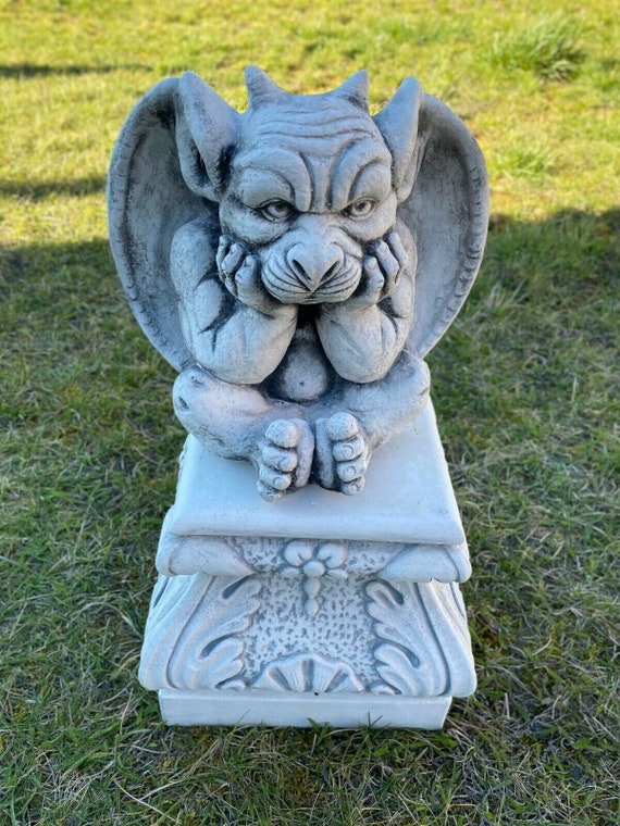 Steinfigur Gargoyle sitzend 