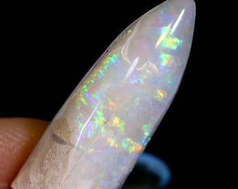 Opalizowany skamieniały Belemnit o masie 7,95 Ct