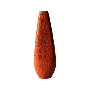 Peut inclure: Un vase de couleur terre cuite, de forme allongée et texturée. Il présente un col étroit et une base arrondie plus large. La texture est rugueuse et organique, avec une couleur uniforme.