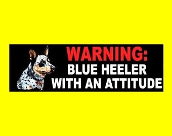 Divertida calcomanía para parachoques de perro pastor ganadero australiano, "Advertencia: Blue Heeler con actitud", nueva, cachorro