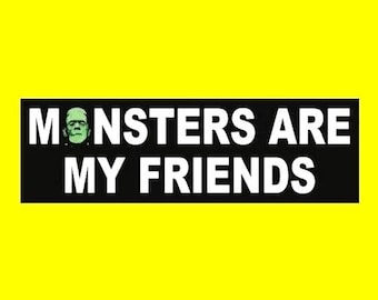 Könnte beinhalten: Ein schwarzes Rechteck mit dem weißen Text "MONSTERS ARE MY FRIENDS", mit einem grünen Frankenstein-Kopf im Wort "MONSTERS". Der Hintergrund ist leuchtend gelb.
