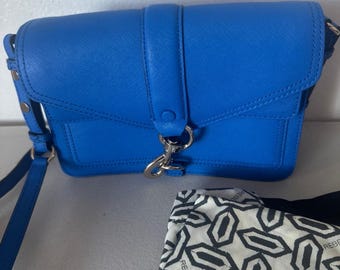 Bolso bandolera Hudson Moto Mini de piel saffiano azul de Rebecca Minkoff
