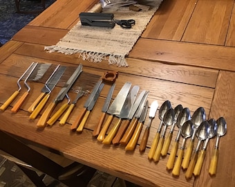 25 Assorted Pieces Of Butterscotch Bakelite