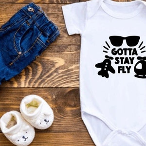 Gotta Stay Fly Baby Body Stay Fly Meme Baby Body Baby Boutique Kindermode Hallo Mode Baby Chic Baby Kleidung