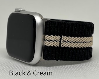 Puede incluir: Correa de Apple Watch negra y crema. La correa es negra con dos rayas color crema. La esfera del reloj es plateada y tiene una pantalla negra. El texto "Black & Cream" está en la parte inferior de la imagen.