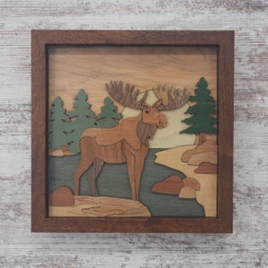 Moose in Trees SVG, Forest Stream, imagem multicamadas, arte embutida em madeira, arquivos prontos para laser, SVG de cuidado de prateleira, arte de animais da floresta