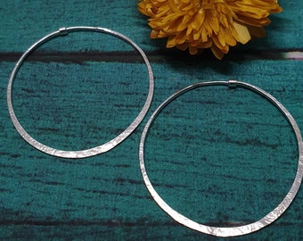 Aros de plata artesanales / Aros de luna creciente / Aros martillados hechos a mano de 3,5 cm / Pendientes de aro cotidianos / Minimalista reciclado