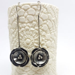 Orecchini lunghi e moderni a forma di fiore in argento, ossidati o brillanti, orecchini pendenti, strati di argento, un regalo perfetto per lei, realizzati artigianalmente, unici