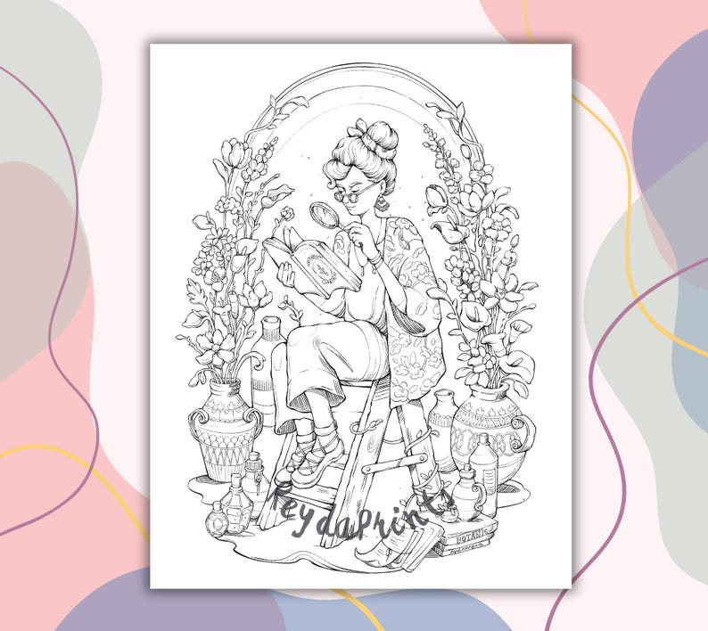 Puede incluir: Ilustraci&oacute;n en blanco y negro de una mujer sentada en un taburete, leyendo un libro con una lupa. Est&aacute; rodeada de flores en jarrones y otros objetos decorativos. El texto "key dapprin" est&aacute; escrito debajo de ella.