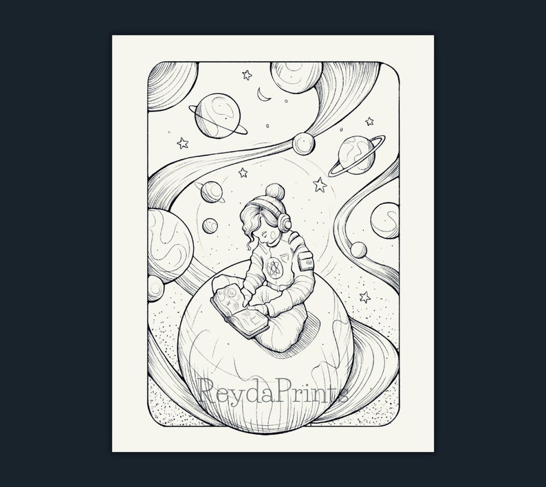 Puede incluir: Un dibujo en blanco y negro de una persona con un traje espacial y auriculares sentada en un planeta leyendo un libro. La persona est&aacute; rodeada de estrellas y planetas.