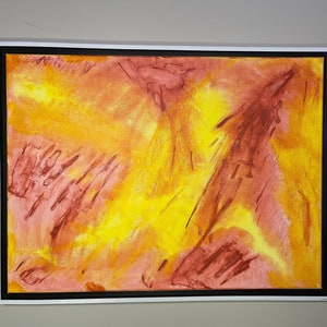 Puede incluir: Pintura abstracta con un lienzo enmarcado en blanco y negro. La obra presenta una mezcla de colores cálidos, incluyendo tonos amarillos, naranjas y rojos. Las pinceladas crean una apariencia dinámica y texturizada, con un enfoque en la interacción de la luz y la sombra.