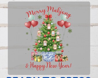 Może przedstawiać: Projekt transferu DTF z tekstem "Merry Mahjong & Happy New Year!" przedstawiający udekorowaną choinkę z ozdobami, pudełkami na prezenty i balonami w kształcie serca. Słowa "DTF TRANSFER" i "READY TO PRESS" są niebieskie.