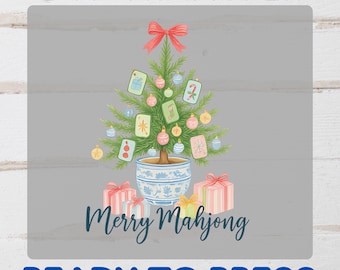 Pode incluir: Design de transferência DTF com uma árvore de Natal decorada com peças de Mahjong, enfeites e um laço vermelho. A árvore está num vaso azul e branco, com presentes embrulhados na base. O texto "Merry Mahjong" está abaixo, com "DTF TRANSFER" e "READY TO PRESS" acima e abaixo.