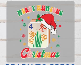 Może przedstawiać: Projekt transferu DTF z napisem "MERRY MAHJONG CHRISTMAS" i "READY TO PRESS". Projekt przedstawia kafelek Mahjong z czapką Świętego Mikołaja, ostrokrzewem oraz świątecznymi gwiazdkami i płatkami śniegu. Płytka ma cyfrę 4 i chińskie znaki.