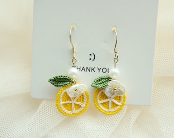 Pendientes de micro crochet, pendientes hechos a mano, regalo para niña, pendientes de fruta, regalo para madre, regalo para ella, pendientes de limón, pendientes de perla.