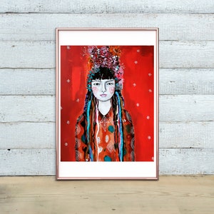 Puede incluir: Una pintura de una persona con cabello negro largo que lleva una camisa con estampado rojo y azul y una corona de flores. El fondo es rojo con puntos blancos.