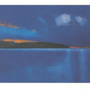 Puede incluir: Una pintura abstracta azul y naranja que representa un paisaje con una isla verde oscura en la distancia y un cielo azul claro con nubes blancas.