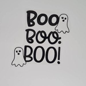 Op de afbeelding: Zwart-witte vinyl sticker met de tekst "Boo Boo Boo!" en twee cartoon-geesten.