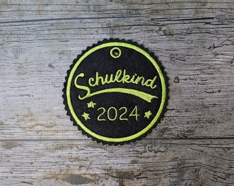 Schoolkegel hanger zwart, schoolkind gaat in 2024 naar school