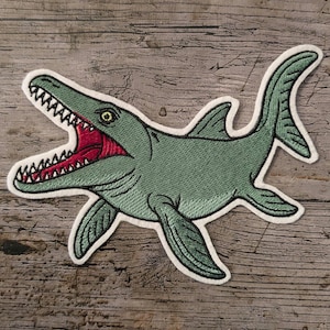 Puede incluir: Un letrero de madera hecho a mano con la palabra "Welcome" en un estilo manuscrito. El letrero está pintado de blanco con un acabado envejecido, y un pequeño corazón decorativo está adjunto. Diseñado para uso en interiores o exteriores.